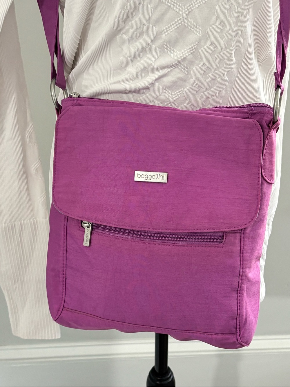 🐞Baggallini Purple Crossbody Bag with Front Zip Pocket - Picture 3 of 10